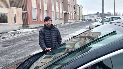 Liikenneopettaja Sami Eerola näyttää, että hänen asuinalueeltaan Vuoreksen Mantokujalta  aiotaan poistaa vielä 40–50 parkkipaikkaa, vaikka nytkin asukkaat joutuvat varsinkin iltaisin ajelemaan ympäriinsä ja etsimään parkkipaikkaa.