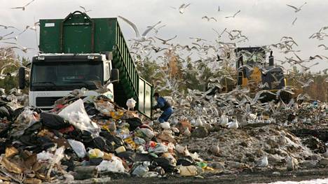 Seudullinen jätehuoltoyhteistyö laajenee. Hangassuon jäteasemalla näytti tällaiselta vuonna 2006, mutta kierrätystä ja lajittelua on edistetty suunnitelmallisesti. Enää eivät lokit ole riesana.