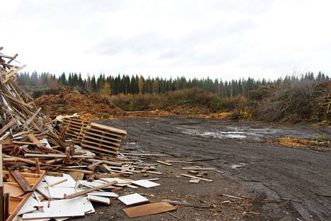 Kirjoittajan mukaan Isossaniemessä oleva maatuvan jätteen kaatopaikka on sikolätti, jossa täytyy katsoa tarkasti, missä siellä voi autolla ajaa.