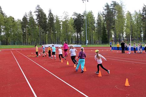 Kangasmetsän koulun oppilaat pääsivät tiistaina harrastamaan liikuntaa monipuolisesti Elovena Voimapäivän tiimoilta.