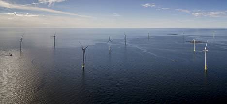 Tuulivoimatavoitteet ovat Suomessa korkealla, ja suuntana on yhä voimallisemmin merialue. Kuvassa Porin Tahkoluodon tuulivoimapuisto.