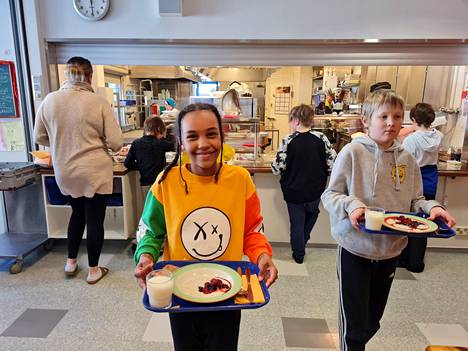 Puuro on yksi Sastamalan koululaisten suosikkiruuista. Torstaina Häijään koulussa tarjottu teräsmiehenpuuro kotimaisilla marjoilla maistui kolmasluokkalaisille Amanda Kuusistolle ja Peetu Hyttiselle.