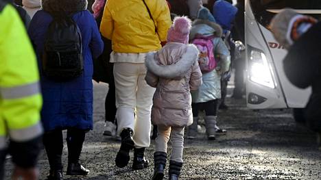 Helsingin Länsisatamaan on keskiviikkona avattu palvelupiste Ukrainasta sotaa pakeneville ihmisille. Kuvassa Ukrainasta sotaa pakenevia ihmisiä Länsisatamamassa Jätkäsaaressa Helsingissä 16. maaliskuuta 2022.