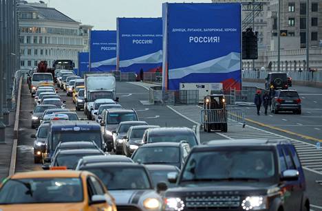Moskovaan on ilmestynyt näyttöjä, joiden banderolleissa lukee ”Donetsk, Luhansk, Zaporižžja ja Herson – Venäjä!”. Venäjän on määrä ”virallisesti ilmoittaa” alueiden liittämisestä osaksi Venäjää perjantaina valheellisten äänestysten jälkeen.