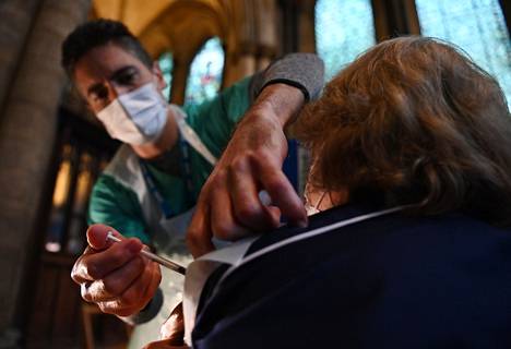 Rokotukset tehoavat nykytiedon perusteella tällä hetkellä leviäviin virusmuunnoksiin. Britanniassa on rokotettu noin miljoona ihmistä, mutta virusmuunnoksen vuoksi epidemiatilanne on maassa hyvin vaikea. Ihmisiä rokotetaan jopa kirkoissa, kuten tässä Salisburyn katedraalissa.