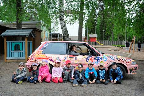 Onnenkiven päiväkodin lapset maalasivat vuonna 2013 taiteilija Veijo Setälän työpajassa Toyota Corollan. Auto sai useampana vuonna erilaisia ilmeitä lasten käsissä, ja sillä on myös kuljettu ympäri Suomea. ”Välillä unohdin, minkä takia ihmiset tuijottavat meitä”, Päivi Setälä muistelee huvittuneena. 