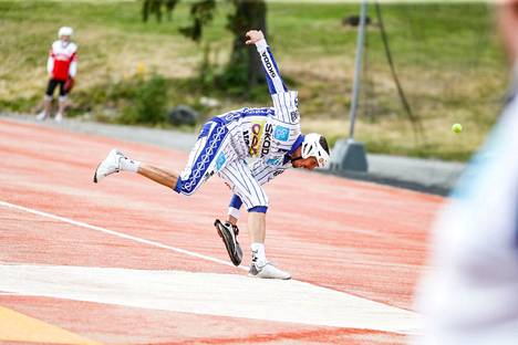 Lännen Manse-pelaaja Juuso Myllyniemi osoitti akrobaattisia kiinniottoja.