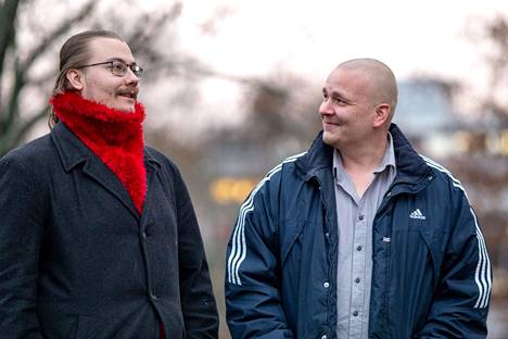 Karolus Riethartti (vas.) ja Olli Blomster ovat toteuttaneet Somesta voimaa -keräyksiä kahden vuoden ajan. Heidät kuvattiin yhdessä joulun 2019 keräyksen aikaan.
