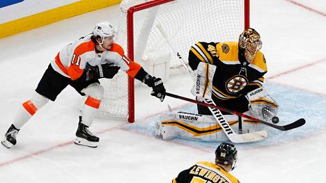 Tuukka Rask palasi Boston Bruinsin maalille ottelussa Philadelphia Flyersia vastaan 13. tammikuuta. Tässä Rask torjuu Flyersin Travis Konecnyn yrityksen. 