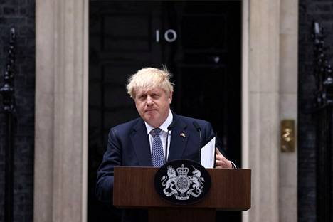 Britannian pääministeri Boris Johnson ilmoitti eroavansa konservatiivipuolueen johtajan paikalta sekä pääministerin virasta pääministerin virka-asunnon edessä Downing Street 10:ssä 7. heinäkuuta 2022.