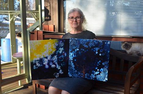 Katariina Uurto on mieltynyt akryyliväreillä maalaamiseen ja erityisesti preussinsiniseen väriin. Vasemmanpuoleinen työ on nimeltään ”Into the Light” eli ”Valoon”, oikeanpuoleinen ”Dreamtree” eli ”Unipuu”.