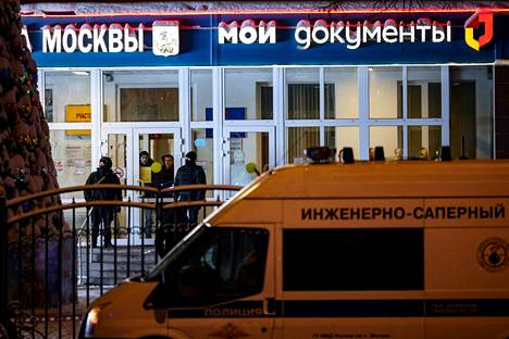 Kaksi ihmistä kuoli ja kolme haavoittui, kun asemies avasi tulen julkisten palvelujen toimistossa Moskovassa.