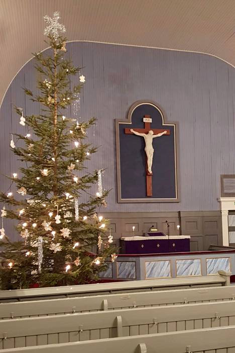 Kuoreveden kauniissa ja tunnelmaisessa kirkossa jouluaattona kuullaan pelastuksen kaipuusta ja lupaus Vapahtajasta. 