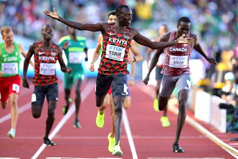 Emmanuel Kipkurui Korir ylittää ensimmäisenä maaliviivan 800 metrin finaalissa. 