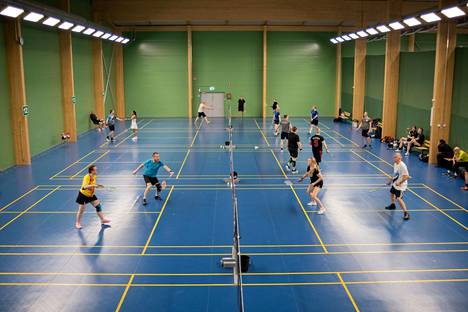 Tampereen Tenniskeskuksessa pelataan viikonloppuna myös nelinpeliä monentasoisissa sarjoissa. Mansen Sulan kansallisiin sulkapallokisoihin osallistuu kaikkiaan yli 250 pelaajaa.