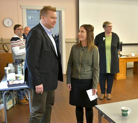 Eeva Kalli ja Antti Kaikkonen tapasivat vaalitilaisuudessa Raumalla. Kumpikin meni omissa vaalipiireissään heittämällä läpi keskustan ykkösinä.