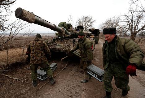 Venäläismieliset separatistit lastasivat tavaraa panssarivaunuun Donetskin alueella.