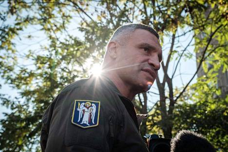 Kiovan pormestari Vitali Klytško puhui medialle Venäjän joukkojen tuoreimpien lennokki-iskujen jälkeen maanantaina 17. lokakuuta.