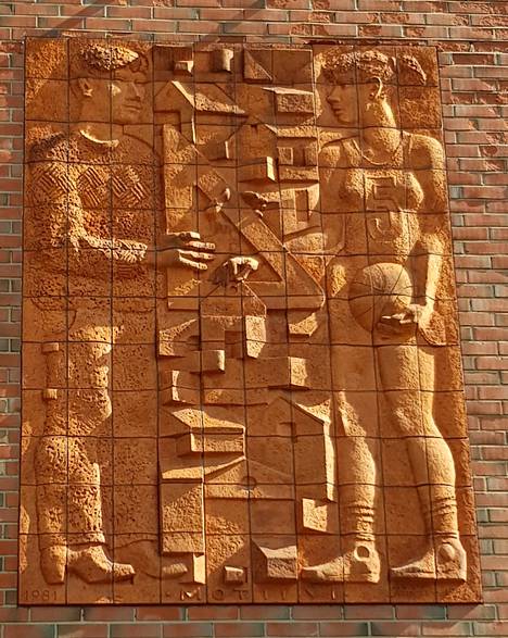 Mauno Kiviojan reliefi nykyisen palloiluhallin seinässä.