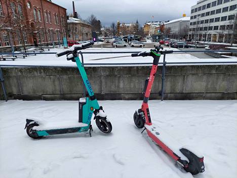 Ministeriö esittää keinoja sähköpotkulautojen käytön tiukennuksiksi. Nämä lumen peittämät kulkupelit kuvattiin Tampereella viime joulukuussa.
