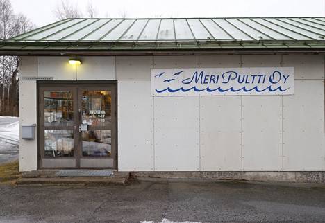 Meri Pultti -niminen rautakauppa sijaitsee Jaakolantiellä Ruosniemessä.