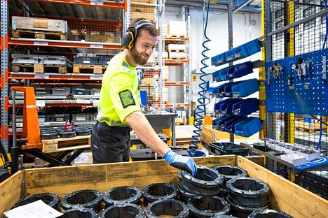 Artturi Ojala on yksi Robitin kesätyöntekijöistä. Hän siirsi nastoitusvaiheen läpikäyneitä tuotteita odottamaan seuraavaa työvaihetta. Alatehdas, jossa Ojala työskenteli tiistaina, muutettiin varastosta tuotantokäyttöön osana investointiohjelmaa.