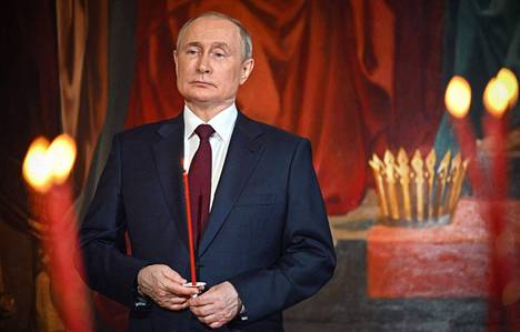 AFP:n jakama kuva Putinista jumalanpalveluksessa.