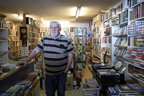 Esko Turja pyörittää Satakunnan viimeistä antikvariaattia Ulvilassa. Friitalan divari on toiminut vuodesta 1986 ja yrittäjä itse on ollut eläkeiässä jo hyvän tovin. ”Kirjoja on, mutta asiakkaita ei”, hän toteaa.
