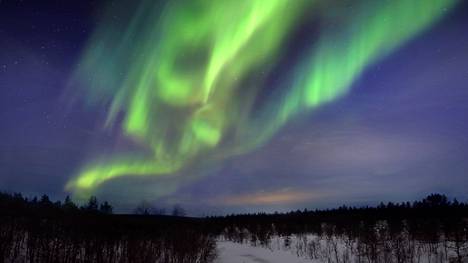 Revontulet loistivat sunnuntain ja maanantain välisenä yönä eri puolella Suomea– myös Suomen etelä- ja keskiosissa. Onnistuitko ikuistamaan? Tulevina öinä revontulien näkyvyysennuste on pienehkö.Tämä kuva on joulukuulta.