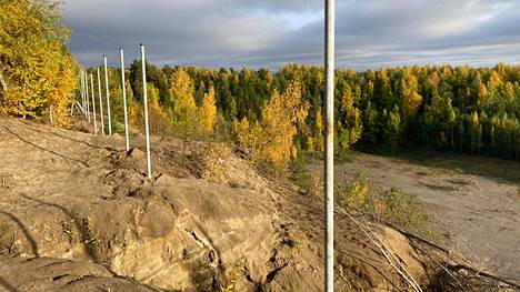 Tampereen Mustanvuoren sorakuopan reunalle on aloitettu aidan rakentaminen. Kysyimme, mistä oikein on kyse. 