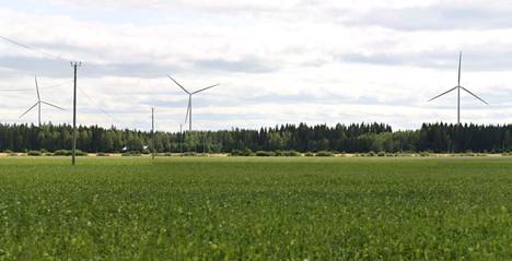 Havainnekuvassa Korpilevonmäen lähimmät tuulivoimalat Peräkallionkylästä katsottuna. Etäisyys lähimpään voimalaan on noin 2,3 kilometriä.