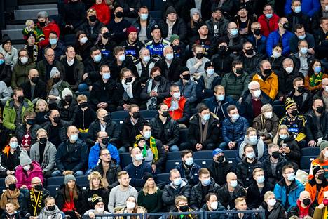 Ilves-Kärpät -ottelun yleisöä joulukuussa 2021. Katsomossa useimmilla oli maskit päällä.