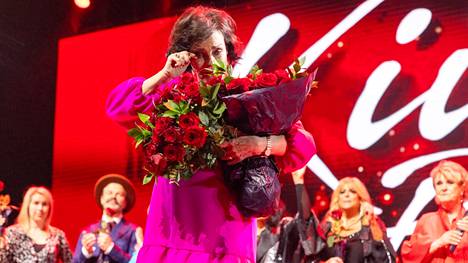 Tunteikkaan konsertin päätteeksi kukitettu Paula Koivuniemi pyyhki liikutuksen kyyneliä useammankin kerran illan aikana.