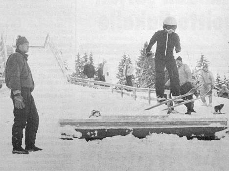 Joukkuemäen kolminkertainen maailmanmestari Jari Puikkonen seuraa, kun 7-vuotias Miikka Myller tulee hyppyrin nokalle. Kuva on otettu Eerolan hyppyrimäessä loppuvuodesta 1992. 