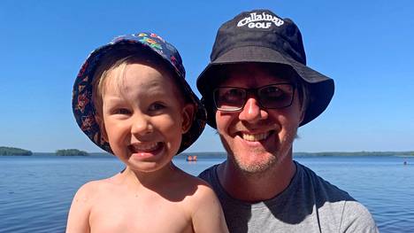 Onni Mäkinen vierailee isänsä Mika Mäkisen kanssa Isohiekassa ensimmäistä kertaa, ja mukavaa on, varsinkin, kun rannassa voi heitellä Ryhmä Hau -palloa.