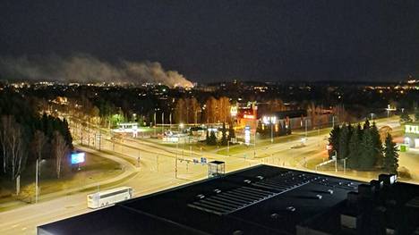 Hälytys rakennuspalosta Osuusmyllynkadulla Tampereella tuli sunnuntaina kello 22.40. Paikalta nouseva savu näkyy kauas. Samalla kadulla paloi varastohalli myös perjantain vastaisena yönä.