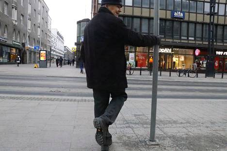 Emeritus-kenkäsuunnittelija Timo Järveläinen vannoo pitävien kengänpohjien ja kunnossa olevien nastakenkien nimeen talven liukkailla. 