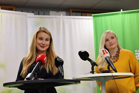 Vihreä vaihdos. Vihreiden puheenjohtaja Maria Ohisalo (kuvassa oikealla) jäi syksyllä vanhempainvapaalle. Ohjat otti Iiris Suomela Pirkanmaalta.