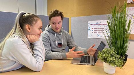 Aatu Hokkanen harjoittelee kilpailusuoritustaan merkonomiopiskelija Nina Vallin kanssa.