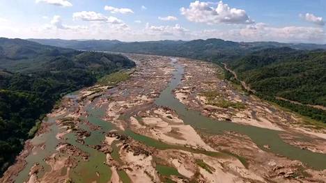Lokakuussa 2019 otettu kuva näyttää, miten Mekong-joki on menettänyt voimaansa ja osin kuivunut Thaimaassa noin 300 kilometrin päässä Laosin Xayaburin jättipadosta.
