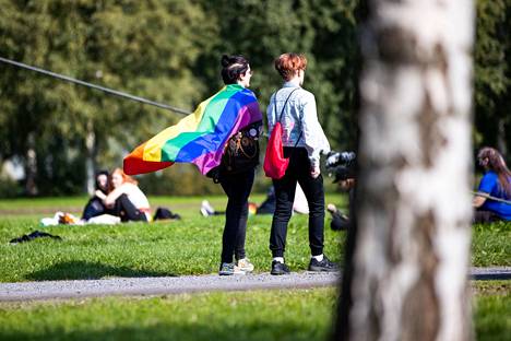 Kuva vuoden 2018 Pori Pridesta. Tuolloin juhla pidettiin Kirjurinluodon Lokki-lavan edustalla.