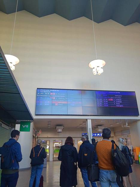 Tampereen rautatieaseman tauluilla näkyi punaisia varoituksia perutuista tai myöhästyneistä vuoroista.