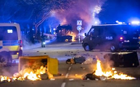 Väkivaltaiset mellakat ovat jatkuneet Malmössä Ruotsissa läpi pääsiäisen. Tältä kaupungissa näytti sunnuntain vastaisena yönä.