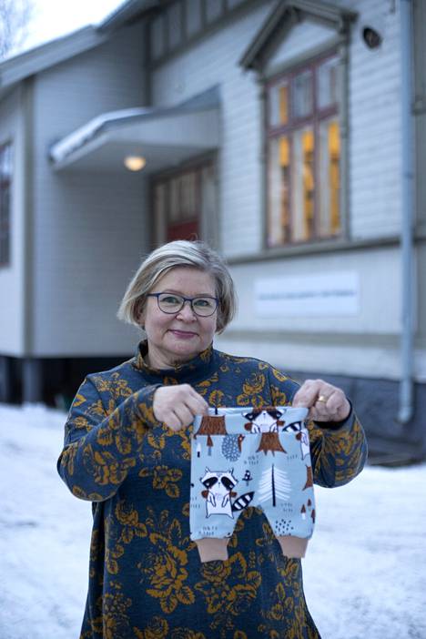 Mervi Koskinen tietää, että pienillekin vaatetilkuille on käyttöä. Porin seudun kansalaisopistossa opettavan Koskisen kursseilla ommellaan jämäkankaista vaatteita lastensuojelun asiakkaille.