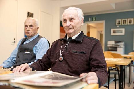 Väinö Järvenpää (oikealla) oli tuonut toimistolle mukanaan myös vanhoja lehtiä, joissa käydään läpi sotien vaiheita. Järvenpää ja hänen kaikki kuusi veljeään olivat aikanaan rintamalla. Pirkanmaan sotaveteraanipiirin toimistolla Järvenpään vierellä istui Simo Helminen. 