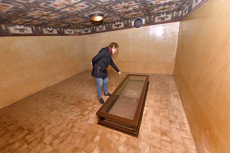Kordelinin viimeinen leposija on peitetty lattiaan upotetulla graniittilaatalla, jonka suojana on Heikki Häiväojan suunnittelema lasinen sarkofagi.