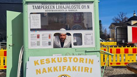 Karimi Jawad ryhtyy pyörittämään vaimonsa kanssa Keskustorin makkarakoppia, jolla on pitkät perinteet Tampereen keskustan yöelämässä.