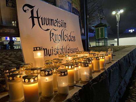 Tampereen Keskustorin Vanhassa kirkossa järjestettiin huumeisiin kuolleiden muistotilaisuus. Tilaisuuden jälkeen kirkon edustalle laskettiin kymmeniä kynttilöitä.