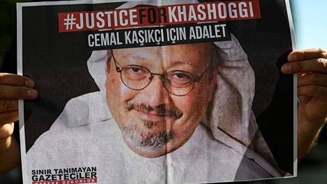 Lokakuussa 2020 otetussa valokuvassa saudijournalisti Jamal Khashoggin ystävät pitivät käsissään Khashoggin kuvaa.