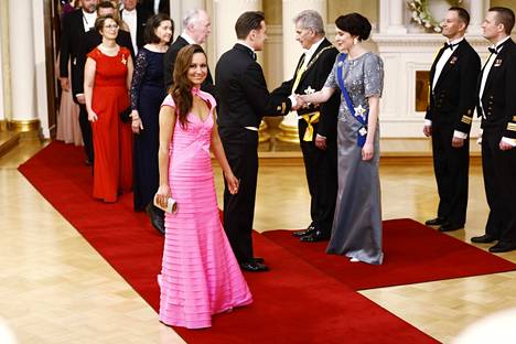 Kansanedustaja Jaana Pelkosen juhlapuku on nähty hänen päällään aikaisemmin Euroviisuissa yli 10 vuotta sitten. Carita Byde sanoo, että puku on esimerkiksi värinsä puolesta edelleen ajankohtainen ja muodikas. 
